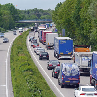 Verkehr auf der Autobahn. Foto: hpgruesen, pixnio.com