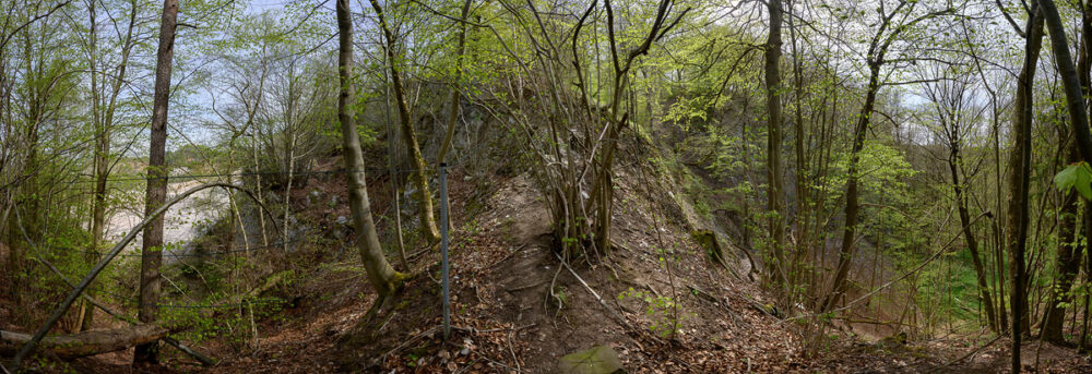 Kohnsteinschwinde (rechts), Steinbruch (links), nur einen Felsriegel getrennt, 
