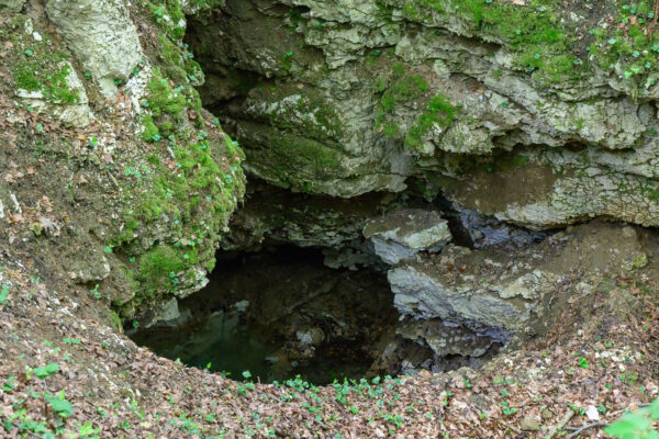 Regenwasser in Höhle